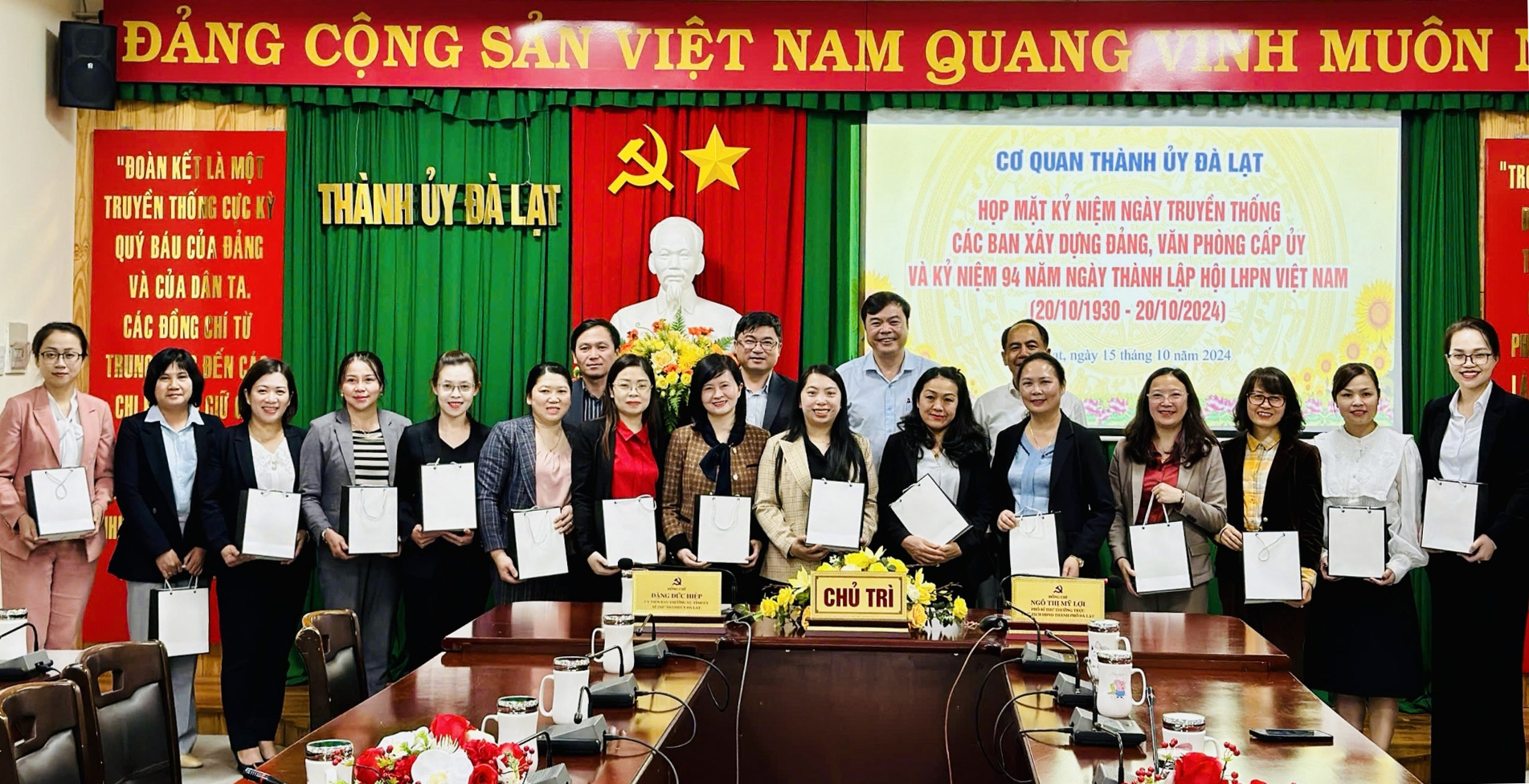 Lãnh đạo Thành uỷ tặng quà và chúc mừng ngày Phụ nữ Việt Nam 20/10 tới đội ngũ cán bộ lãnh đạo, các ban xây dựng Đảng và Văn phòng Thành uỷ