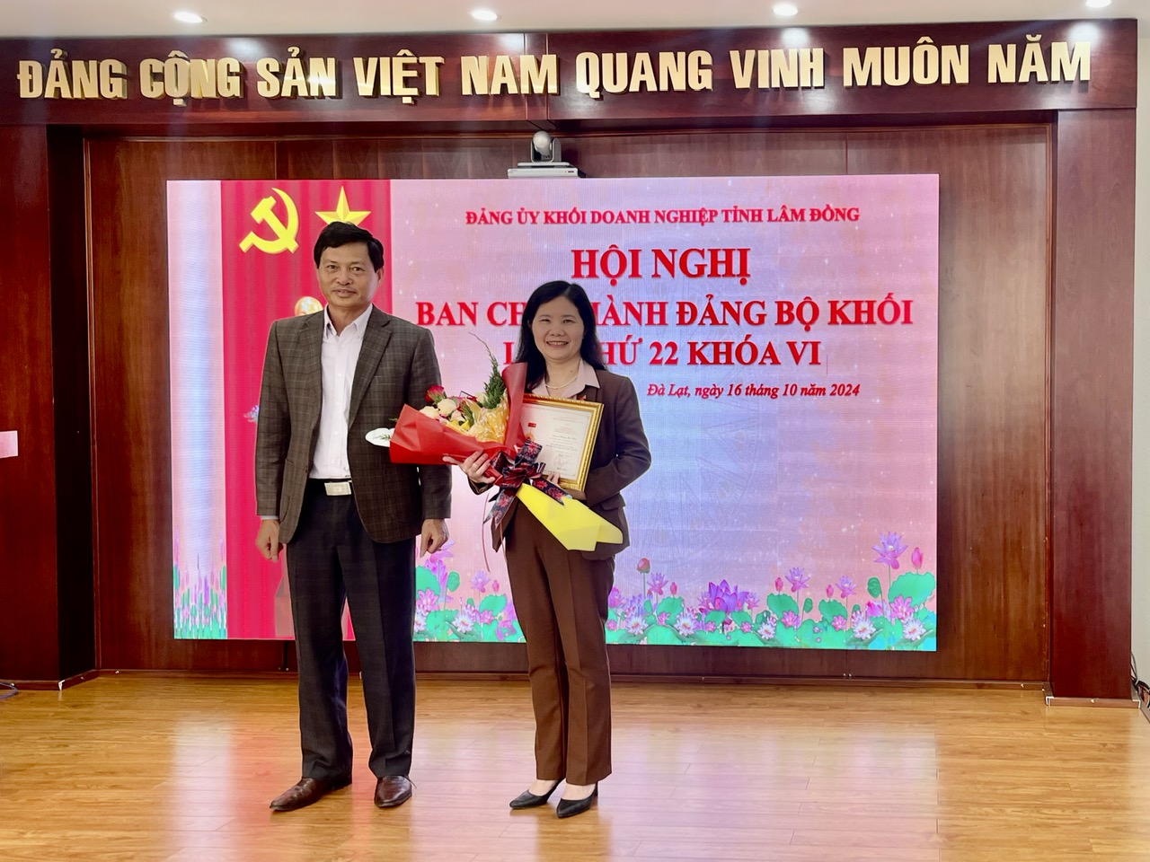 Trao kỷ niệm chương