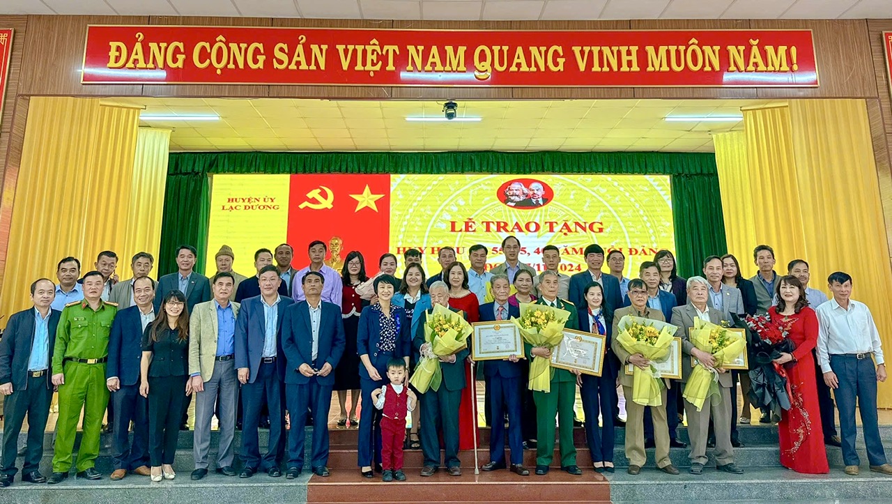 đồng chí Phạm Thị Phúc - Phó Bí thư Tỉnh ủy, Chủ tịch HĐND tỉnhThường trực, Ban Thường vụ Huyện ủy, UVBCH Đảng bộ huyện 