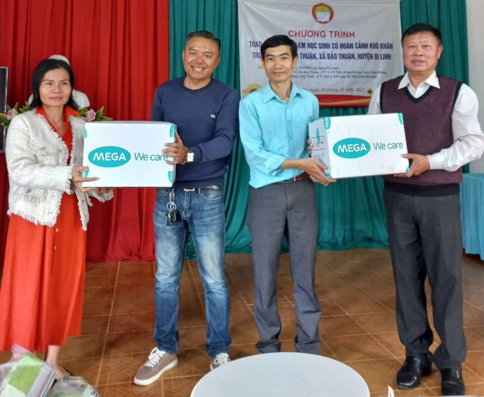 -	Chương trình trao 2 thùng  thuốc Vitamin C hỗ trợ cho Y tế Trường THCS Bảo Thuận và Trạm Y tế xã Bảo Thuận