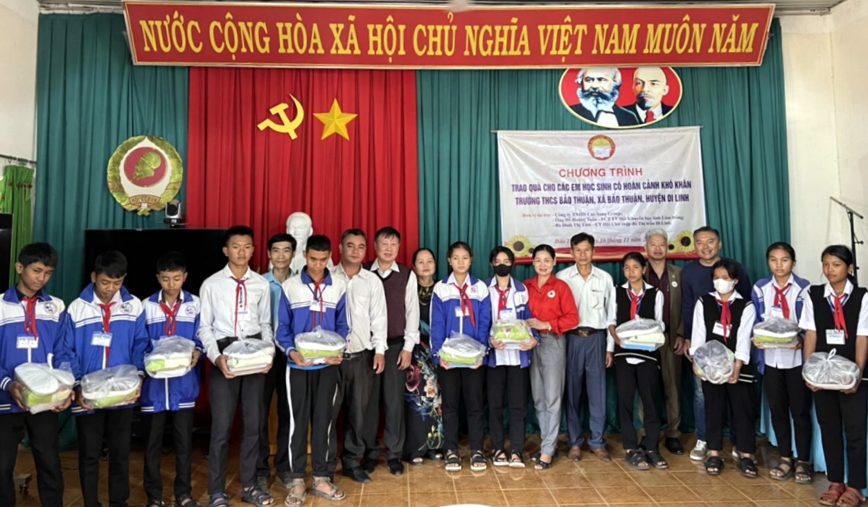-	Trao tặng quà cho học sinh Trường THCS Bảo Thuận -huyện Di Linh