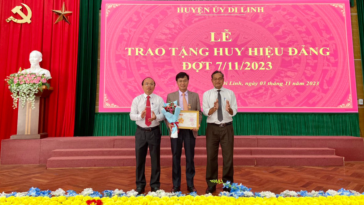 Đồng chí Đinh Văn Tuấn - Bí thư Huyện uỷ Di Linh nhận Kỷ niệm chương Vì sự nghiệp công tác tổ chức, xây dựng Đảng