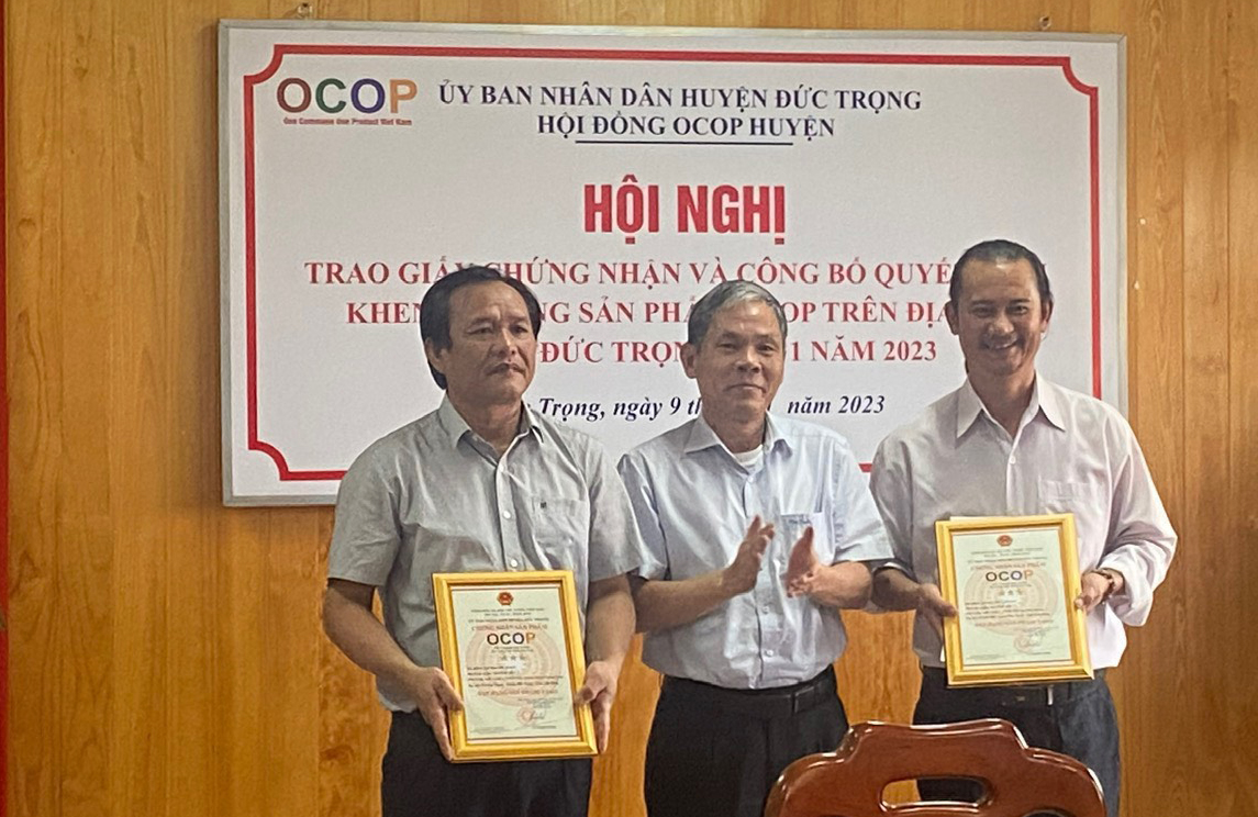 Đồng chí Nguyễn Văn Cường – Chủ tịch UBND huyện, trao giấy chứng nhận cho các sản phẩm OCOP đạt sao đợt 1 năm 2023