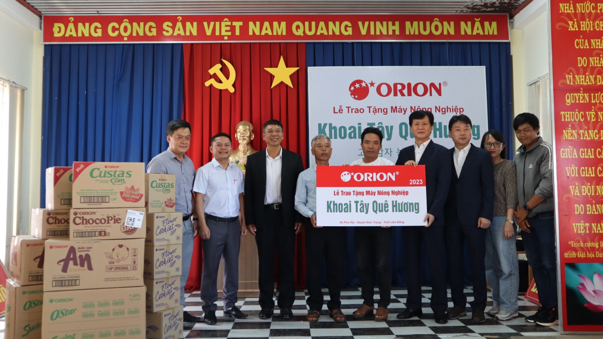 Tặng máy nông nghiệp cho Tổ hợp tác sản xuất khoai tây xã Phú Hội