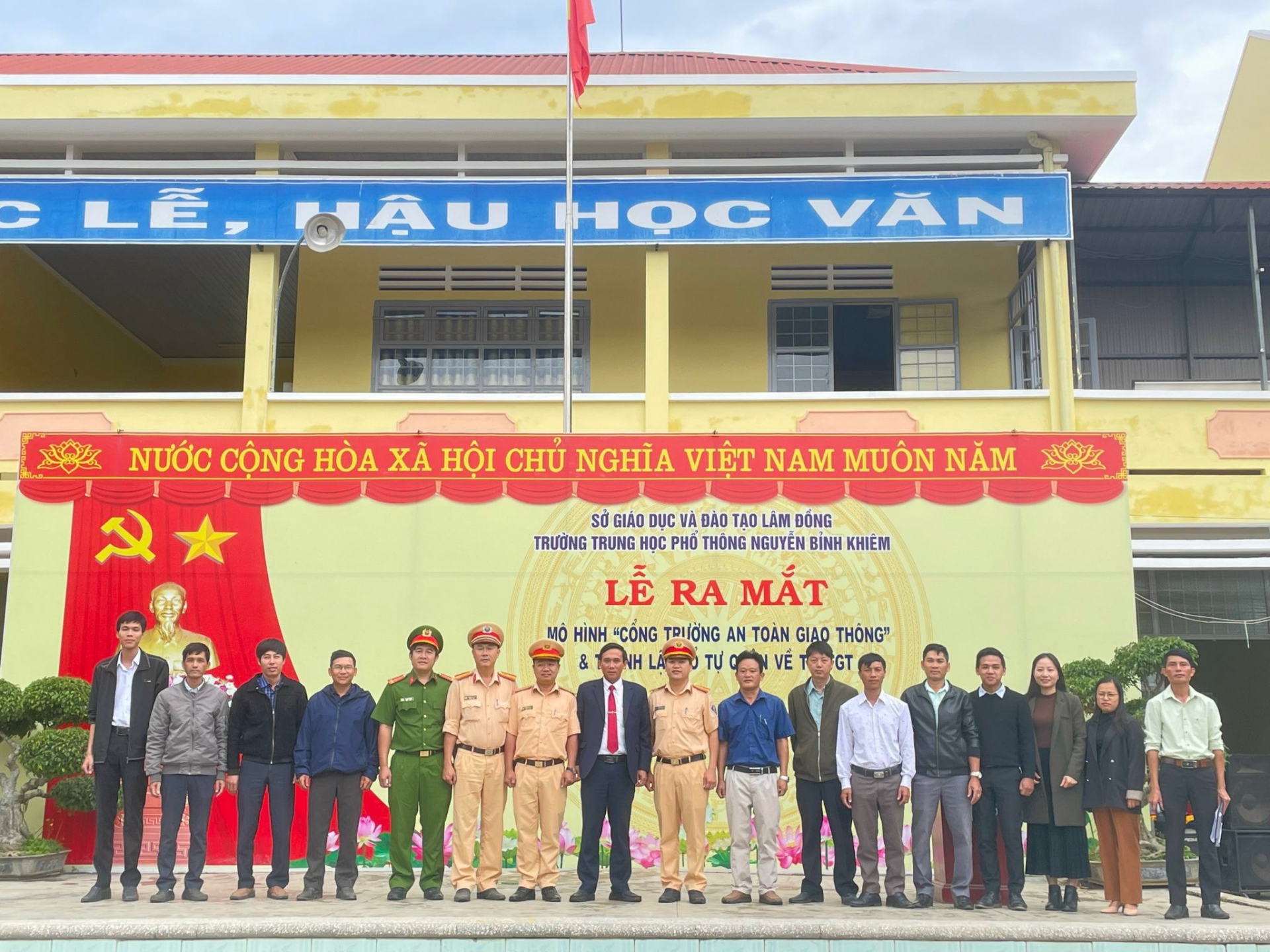Ra  mắt Tổ tự quản về trật tự an toàn giao thông trường THPT Nguyễn Bỉnh Khiêm