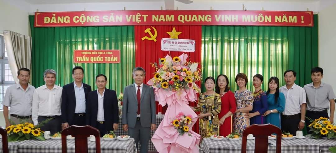 Lãnh đạo huyện Đức Trọng thăm, chúc mừng các trường nhân Ngày Nhà giáo Việt Nam