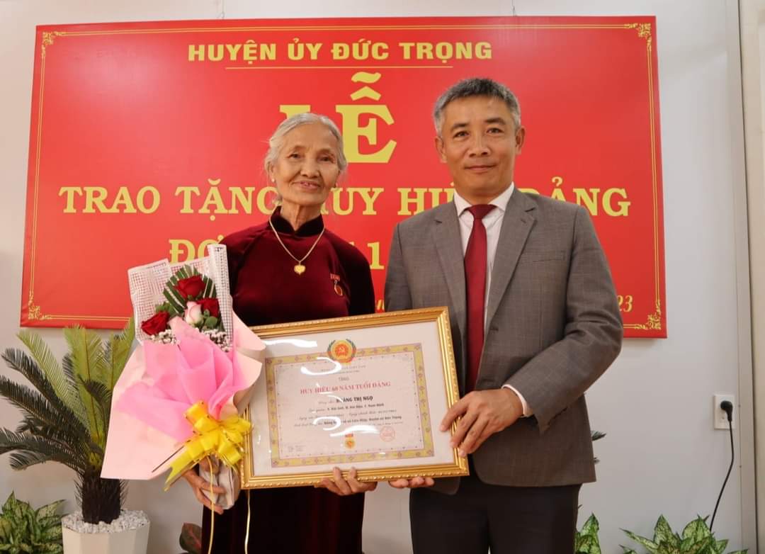 N.MINH
Đồng chí Bùi Sơn Điền – Bí thư Huyện ủy Đức Trọng, trao Huy hiệu 60 năm tuổi Đảng cho đảng viên Hoàng Thị Ngọ
