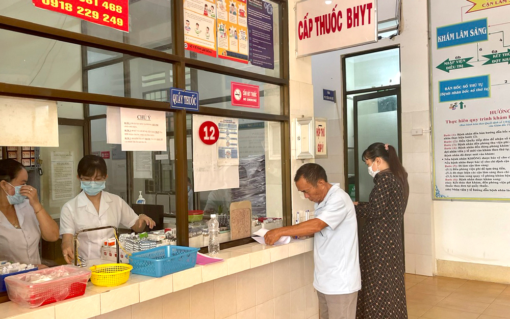 Cấp thuốc BHYT cho bệnh nhân tại Trung tâm Y tế huyện Cát Tiên