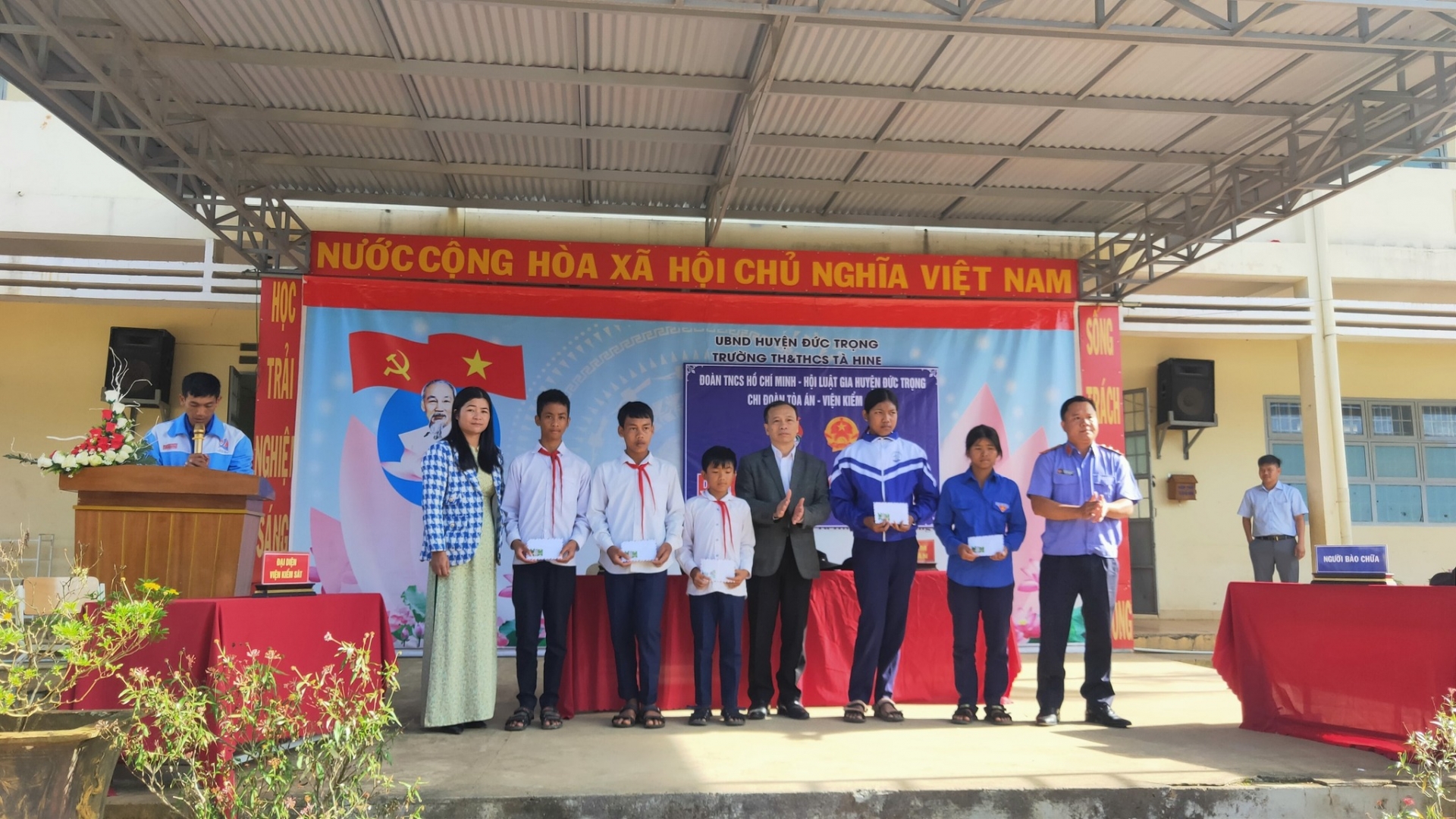 Lãnh đạo Hội Luật gia huyện trao học bổng cho các em