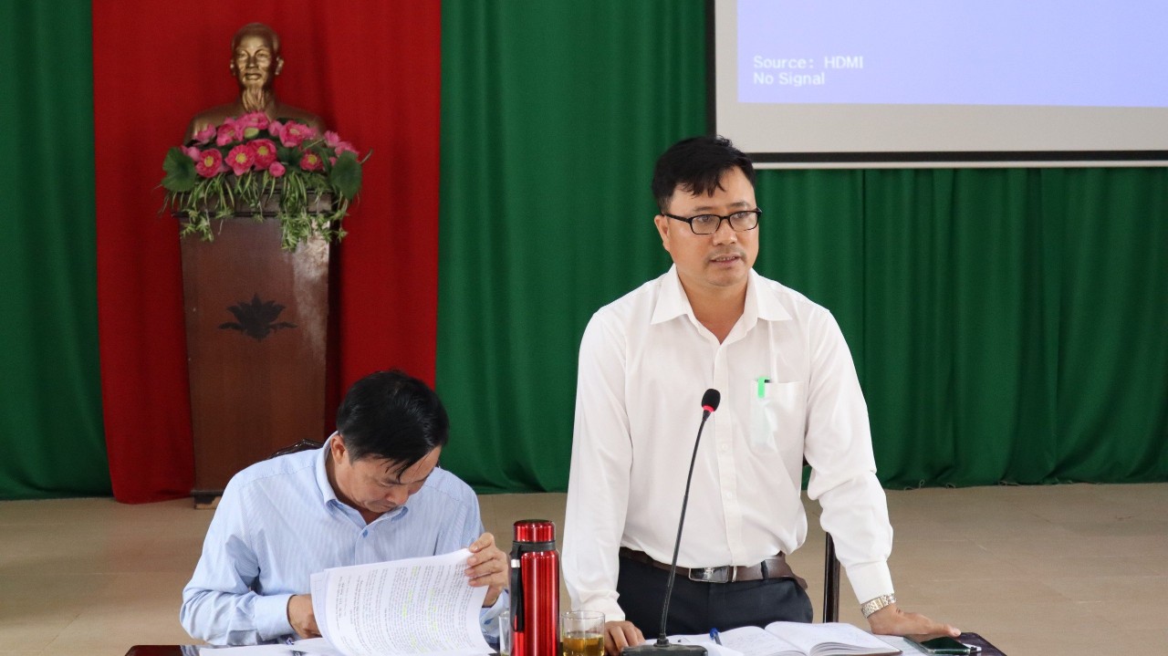 Ông Nguyễn Hữu Hiếu – Chủ tịch UBND xã Hiệp An, phát biểu tại hội nghị.