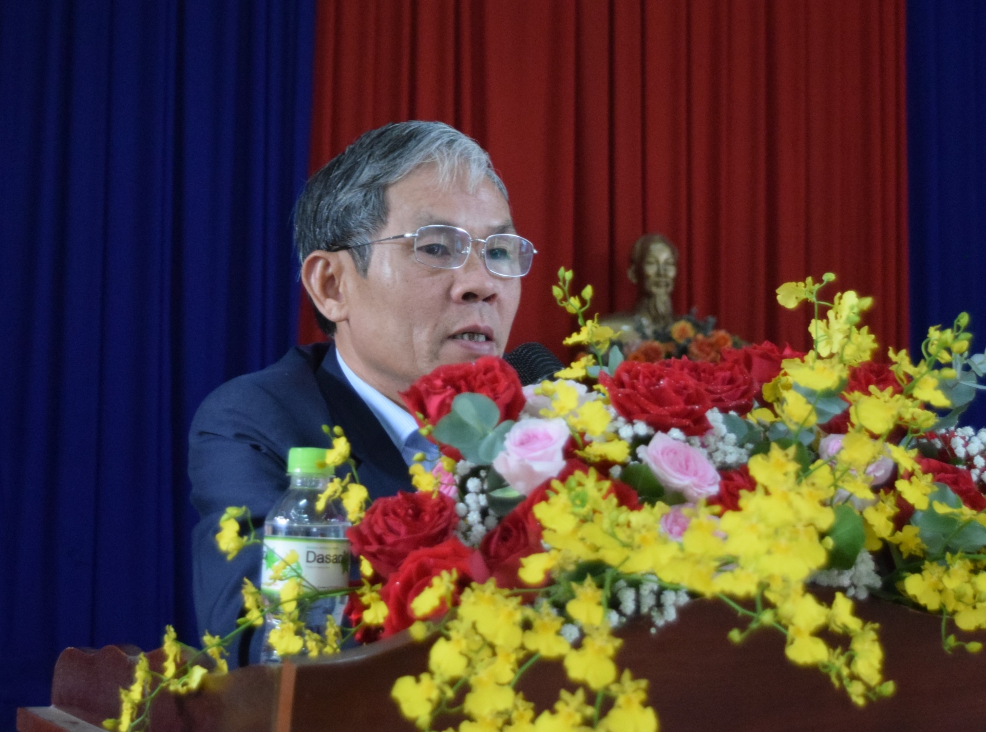 Ông Nguyễn Văn Cường – Chủ tịch UBND huyện, tiếp thu và giải trình ý kiến của cử tri.