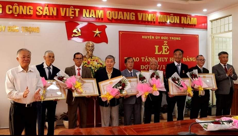 Đồng chí Bùi Sơn Điền – Bí thư Huyện ủy và đồng chí Lê Hồng Khánh – Phó Bí thư Thường trực Huyện ủy Đức Trọng, trao Huy hiệu các cho đảng viên 