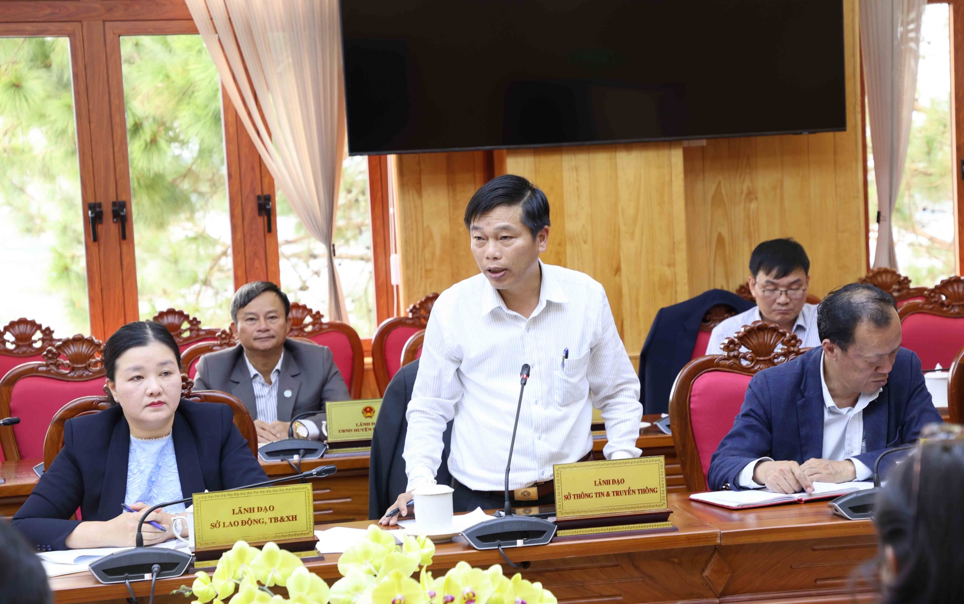 Ông Huỳnh Minh Hải – Giám đốc Sở Thông tin và truyền thông, báo cáo về tình hình cải thiện Tính minh bạch trên website của tỉnh