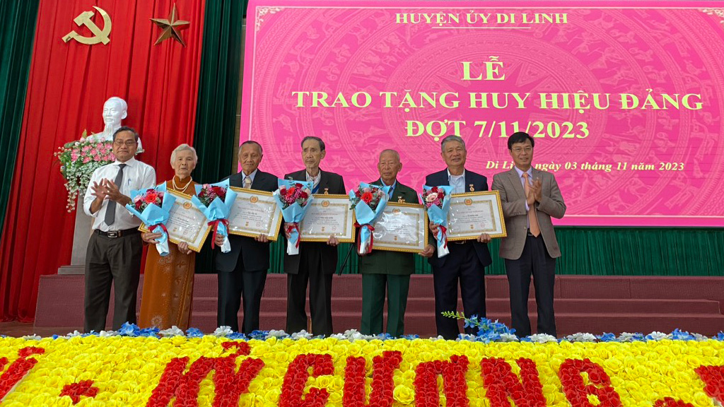 Đồng chí Đinh Văn Tuấn - Bí thư Huyện ủy và đồng chí K’Broi - Phó Bí thư Thường trực Huyện ủy trao huy hiệu 55 tuổi đảng cho các đảng viên