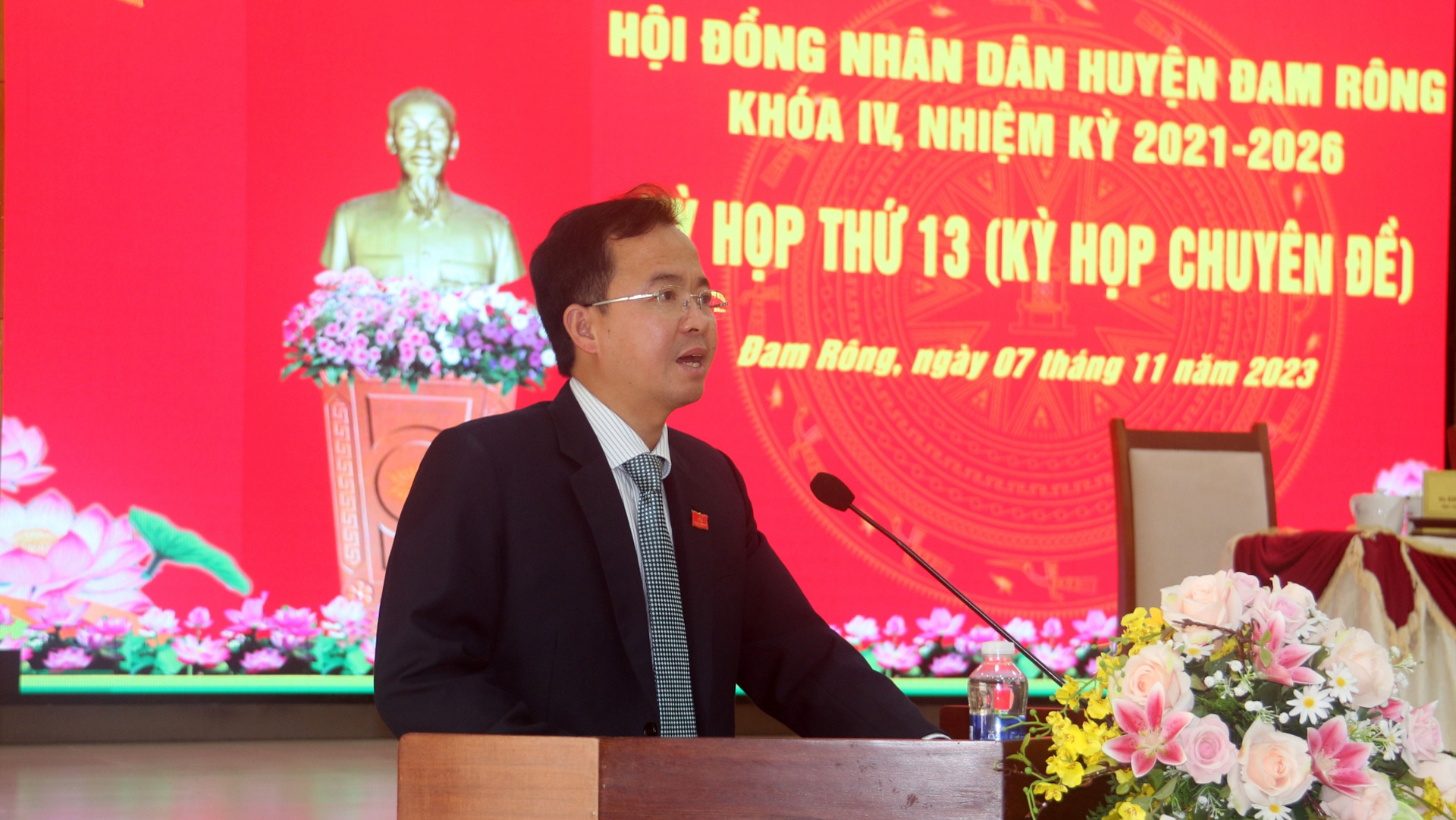 Đồng chí Nguyễn Văn Lộc - Bí thư Huyện ủy, Chủ tịch HĐND huyện phát biểu tại Kỳ họp