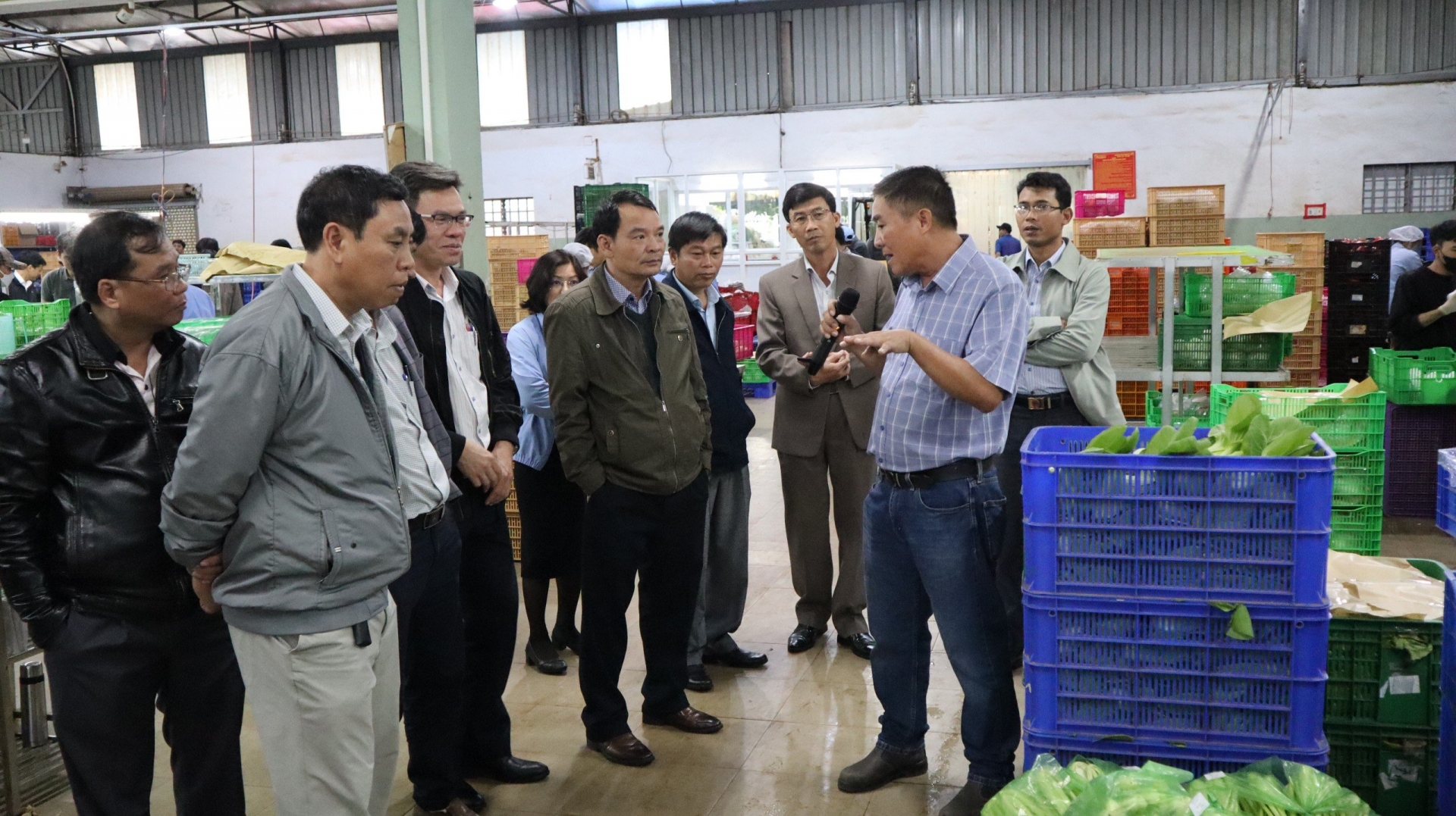 Đoàn cán bộ lớp bồi dưỡng cán bộ quy hoạch Ủy viên Ban chấp hành Đảng bộ tỉnh Lâm Đồng tham quan mô hình sơ chế sau thu hoạch tại Công ty TNHH sản xuất thương mại nông sản Phong Thuý.