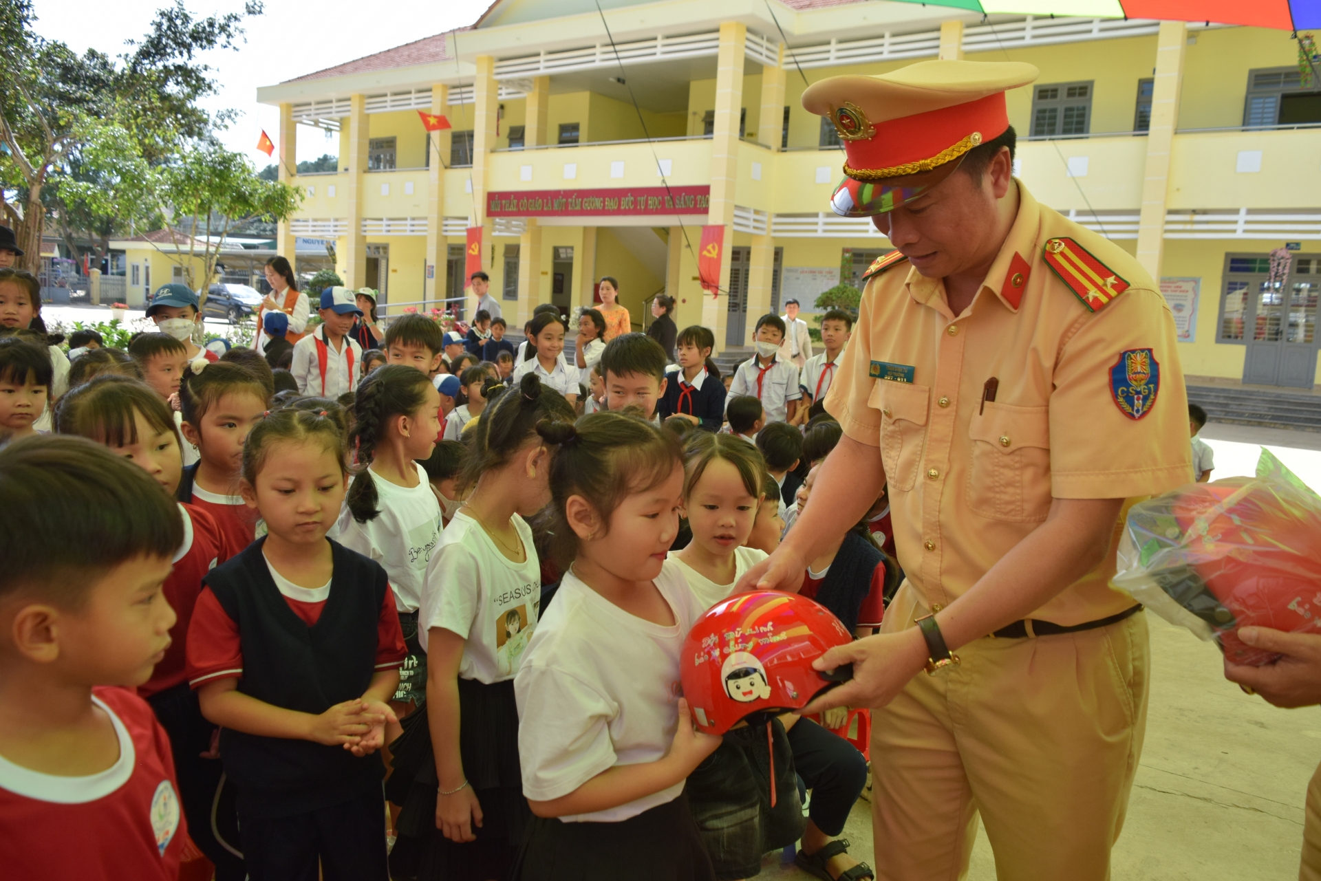 Trao tặng mũ bảo hiểm cho học sinh tiểu học