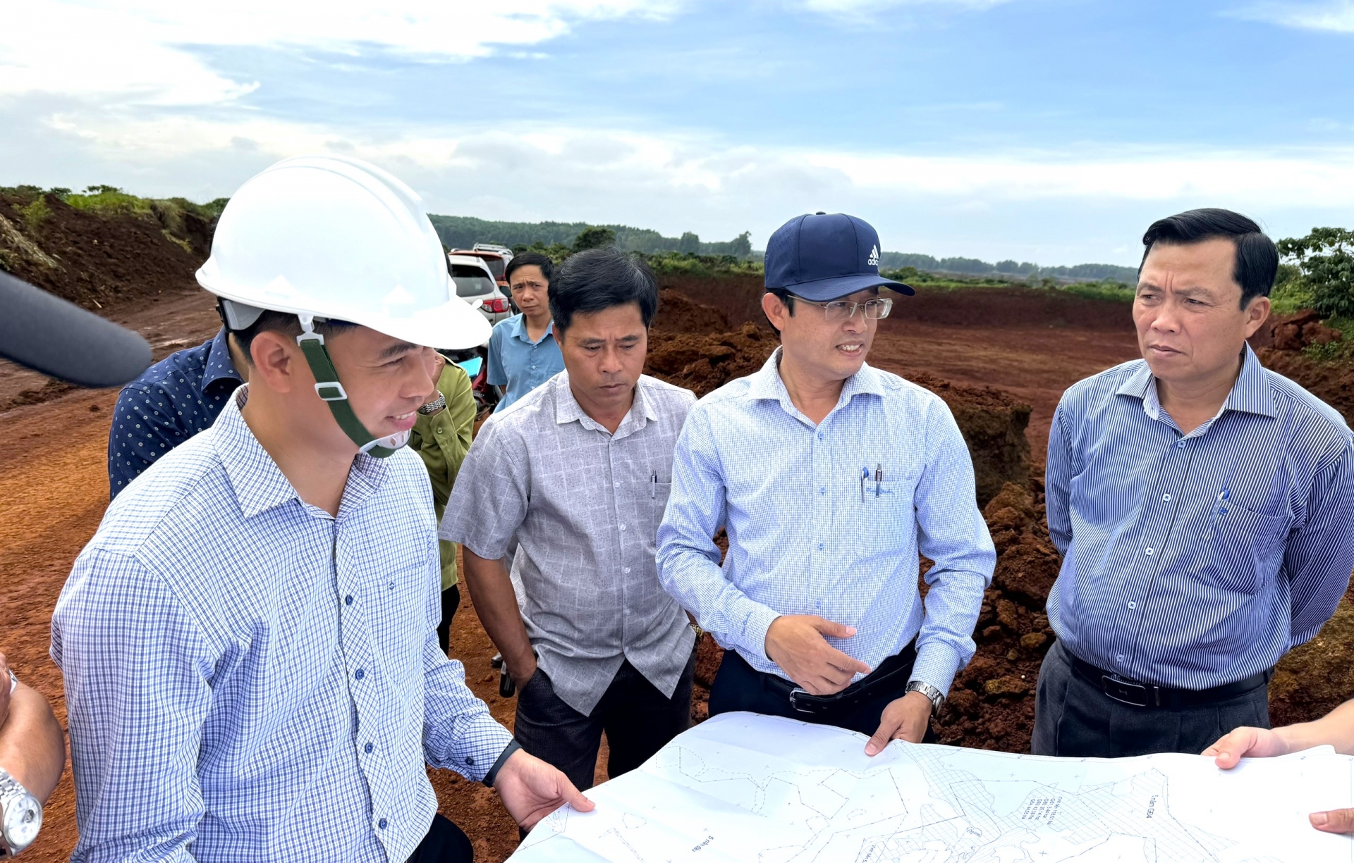 Lãnh đạo huyện Bảo Lâm và Công ty Nhôm Lâm Đồng kiểm tra thực tế hiện trạng khu vực khai thác quặng để tìm phương án giải quyết, khắc phục khó khăn