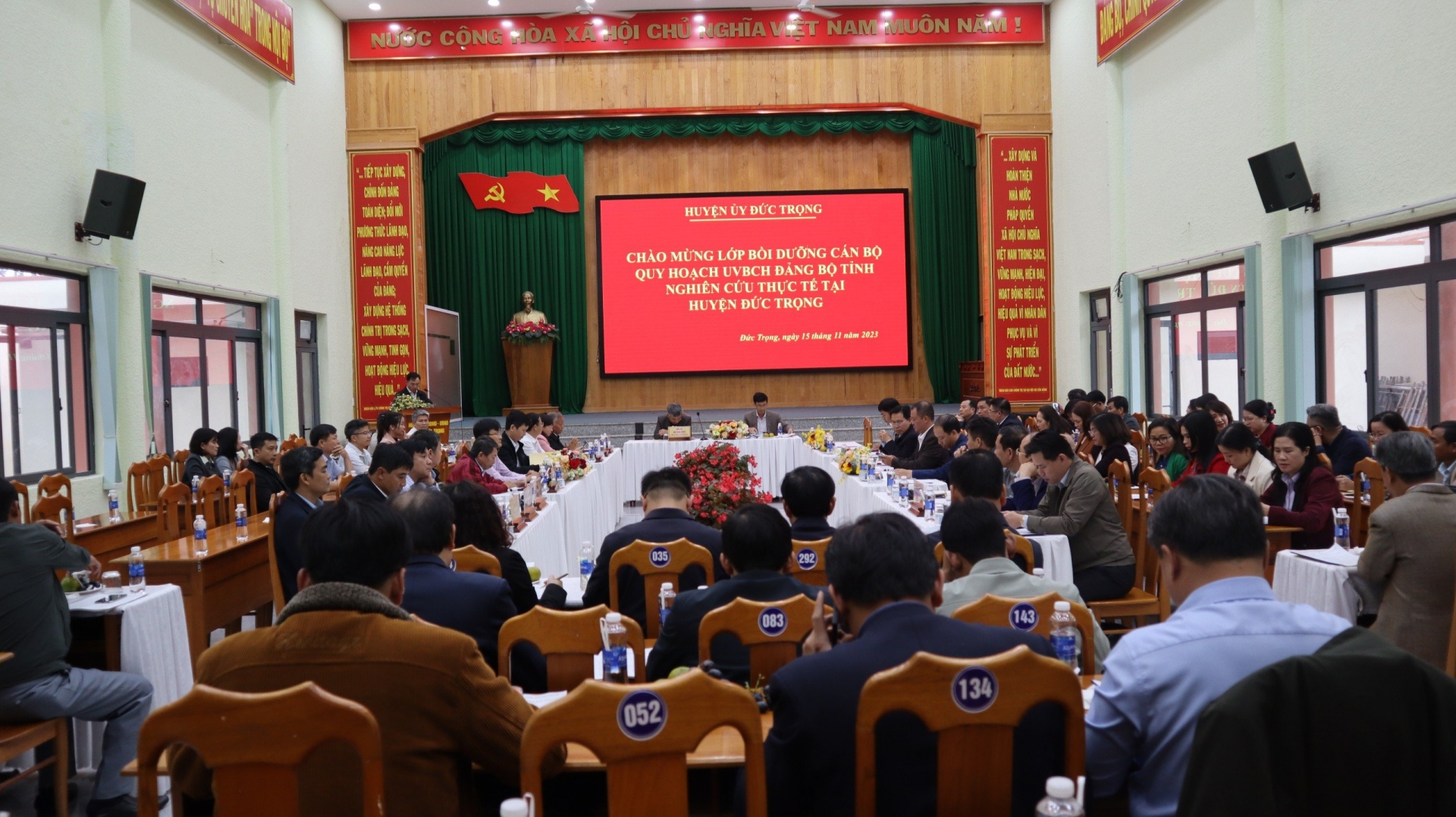 Đoàn cán bộ lớp bồi dưỡng cán bộ quy hoạch Ủy viên Ban chấp hành Đảng bộ tỉnh Lâm Đồng làm việc với Ban Thường vụ Huyện ủy Đức Trọng.