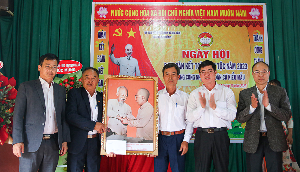 Đồng chí Trần Đình Văn trao tặng bức ảnh Bác Hồ và Bác Tôn cho cán bộ và nhân dân Thôn 3