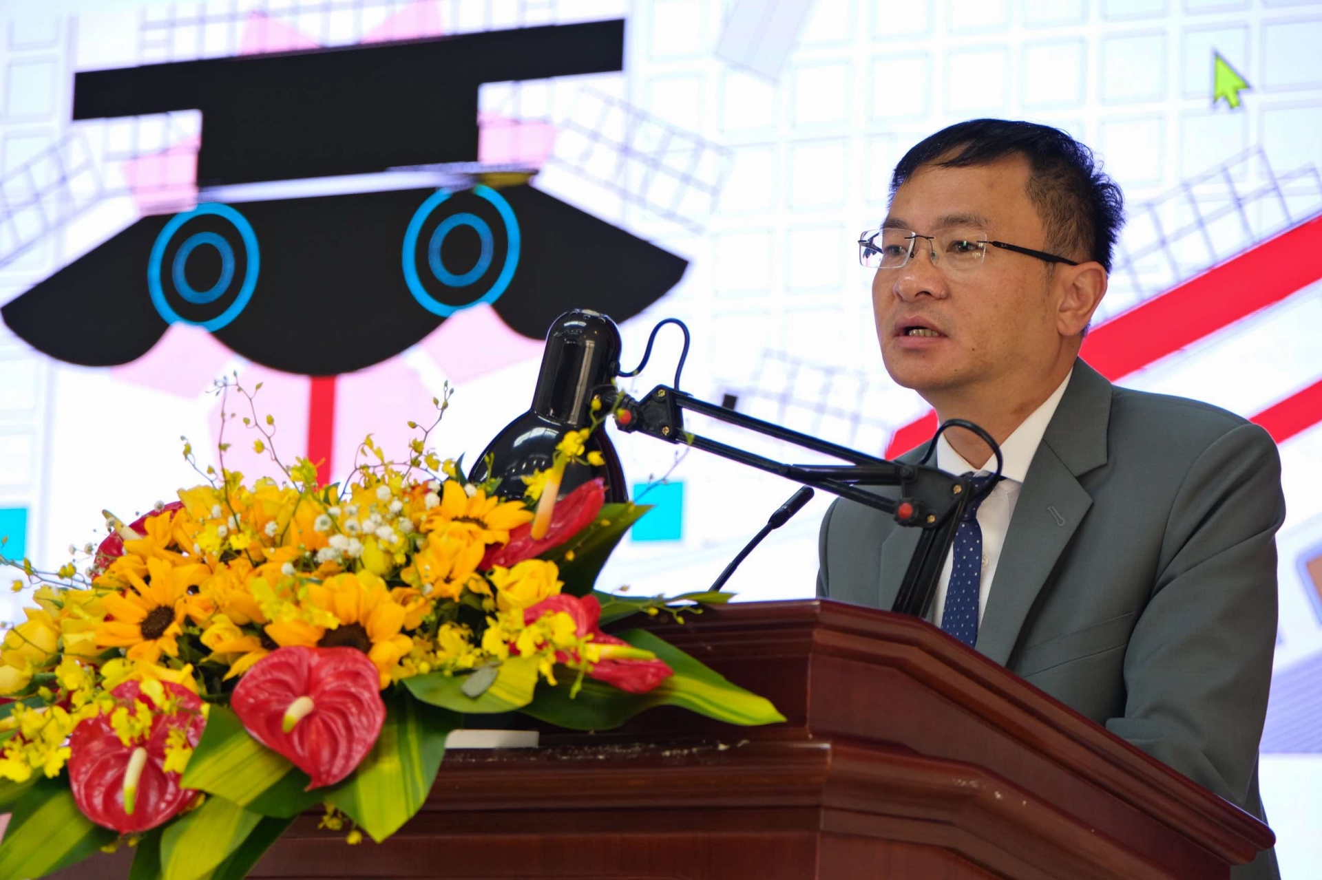 Đồng chí Đặng Quang Tú - Chủ tịch UBND TP Đà Lạt phát biểu tại hội nghị