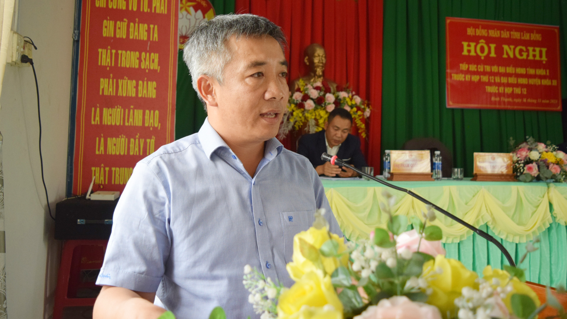 Đồng chí Bùi Sơn Điền - Bí thư Huyện ủy Đức Trọng, trả lời kiến nghị của cử tri