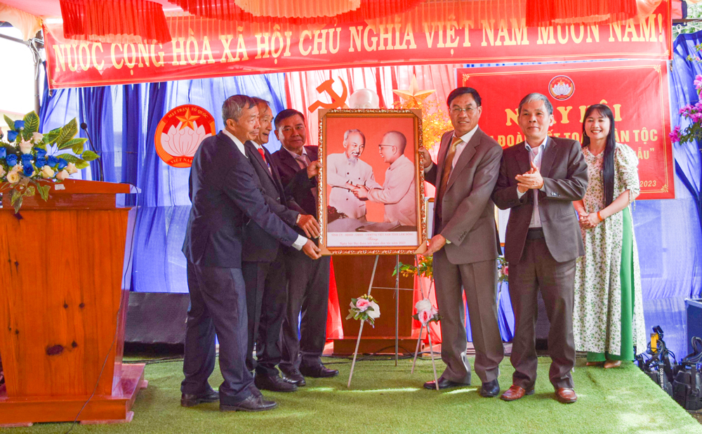Đồng chí Võ Ngọc Hiệp - Phó Chủ tịch UBND tỉnh, trao tặng bức ảnh Bác Hồ và Bác Tôn động viên tinh thần cán bộ và Nhân dân thôn Tân Hòa