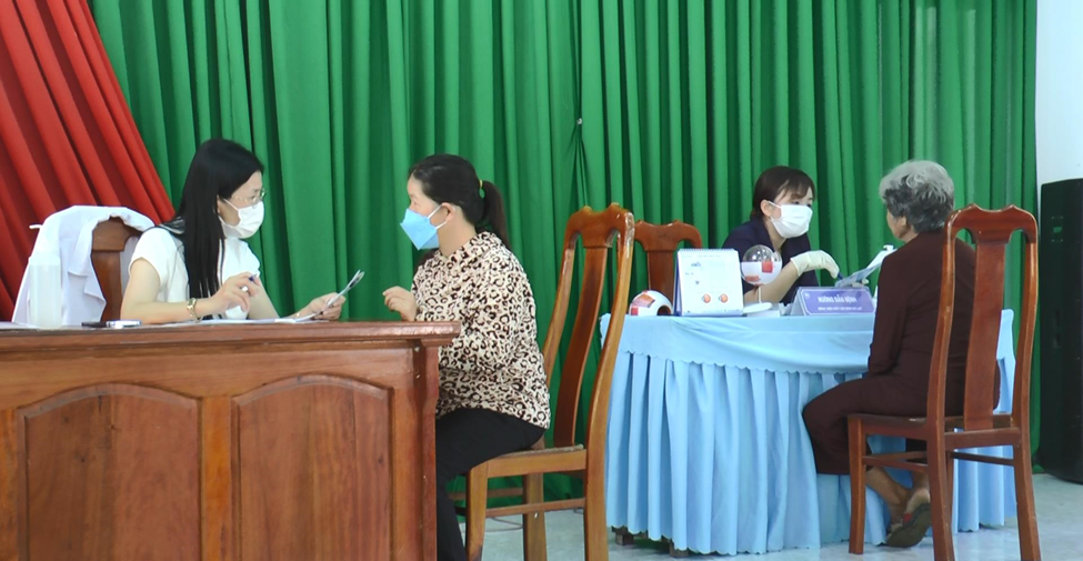 Các y, bác sĩ của Bệnh viện mắt Sài Gòn - Đà Lạt kiểm tra chức năng, khám thị lực, kiểm tra nhãn áp cho người dân