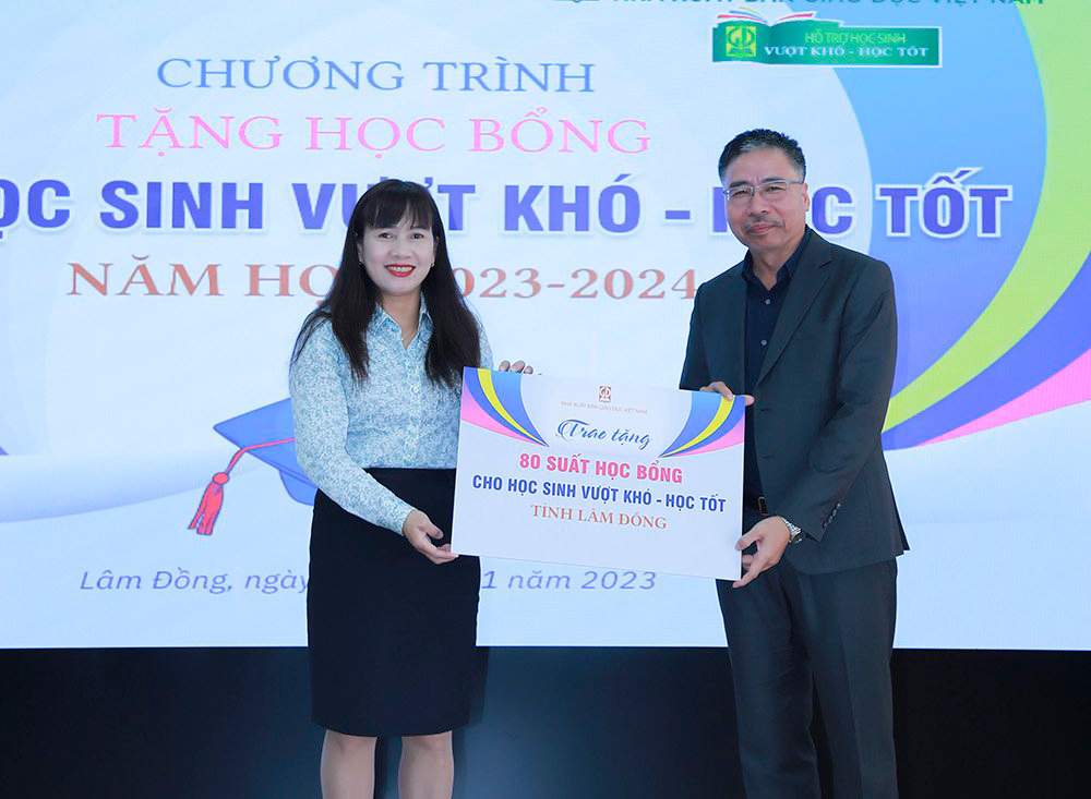 Đại diện Công ty Cổ phần Sách và Thiết bị giáo dục Miền Nam trao bảng tượng trưng cho bà Phạm Thị Hồng Hải - Giám đốc Sở Giáo dục và Đào tạo Lâm Đồng