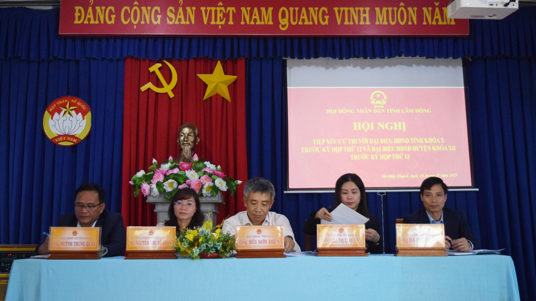 Các đại biểu HĐND tỉnh, huyện tiếp xúc với cử tri xã Hiệp Thạnh
