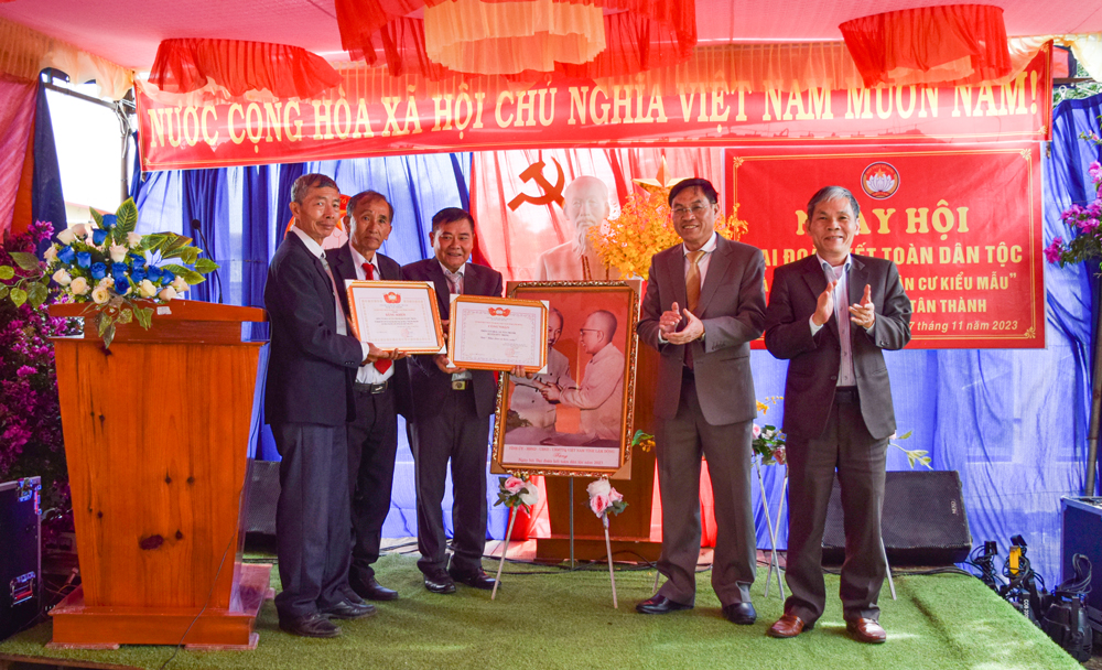 Đồng chí Võ Ngọc Hiệp - Phó Chủ tịch UBND tỉnh, trao trao quyết định công nhận Khu dân cư kiểu mẫu cho Nhân dân thôn Tân Hòa