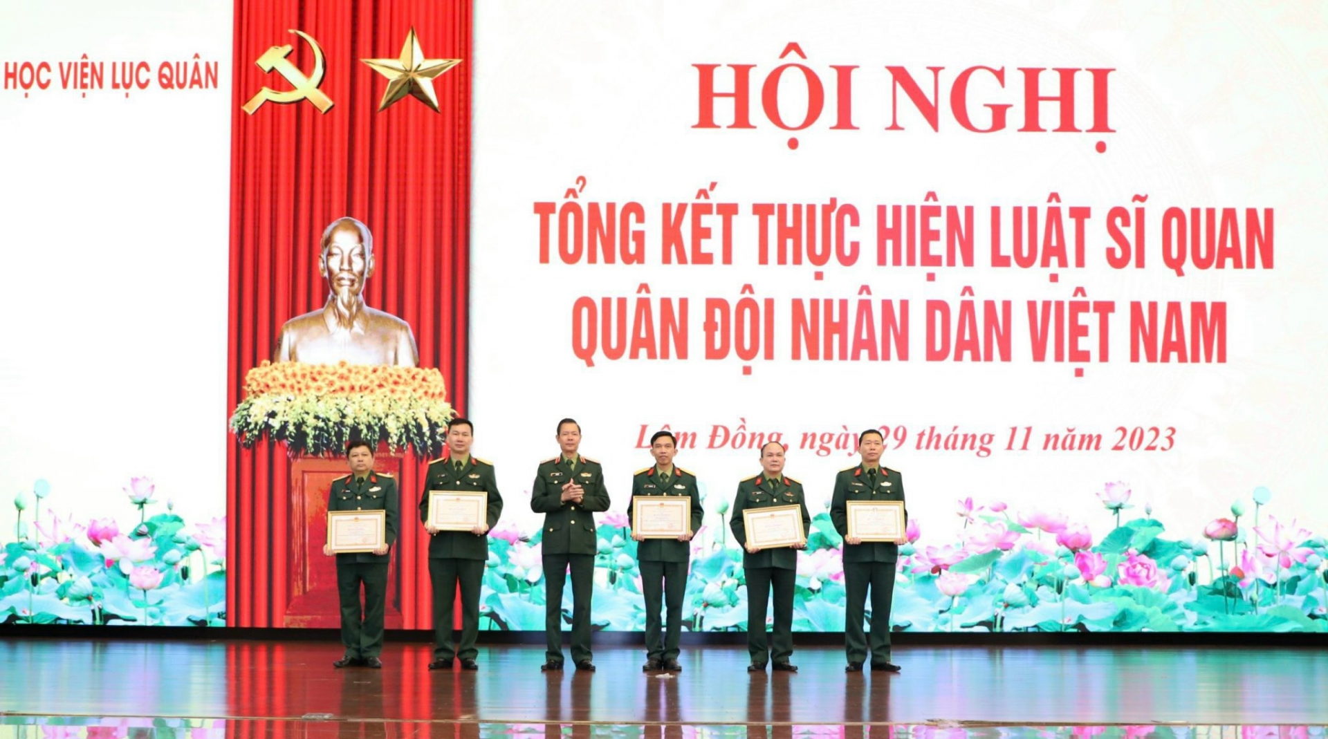 Khen thưởng các tập thể, cá nhân thực hiện tốt Luật Sĩ quan Quân đội Nhân dân Việt Nam