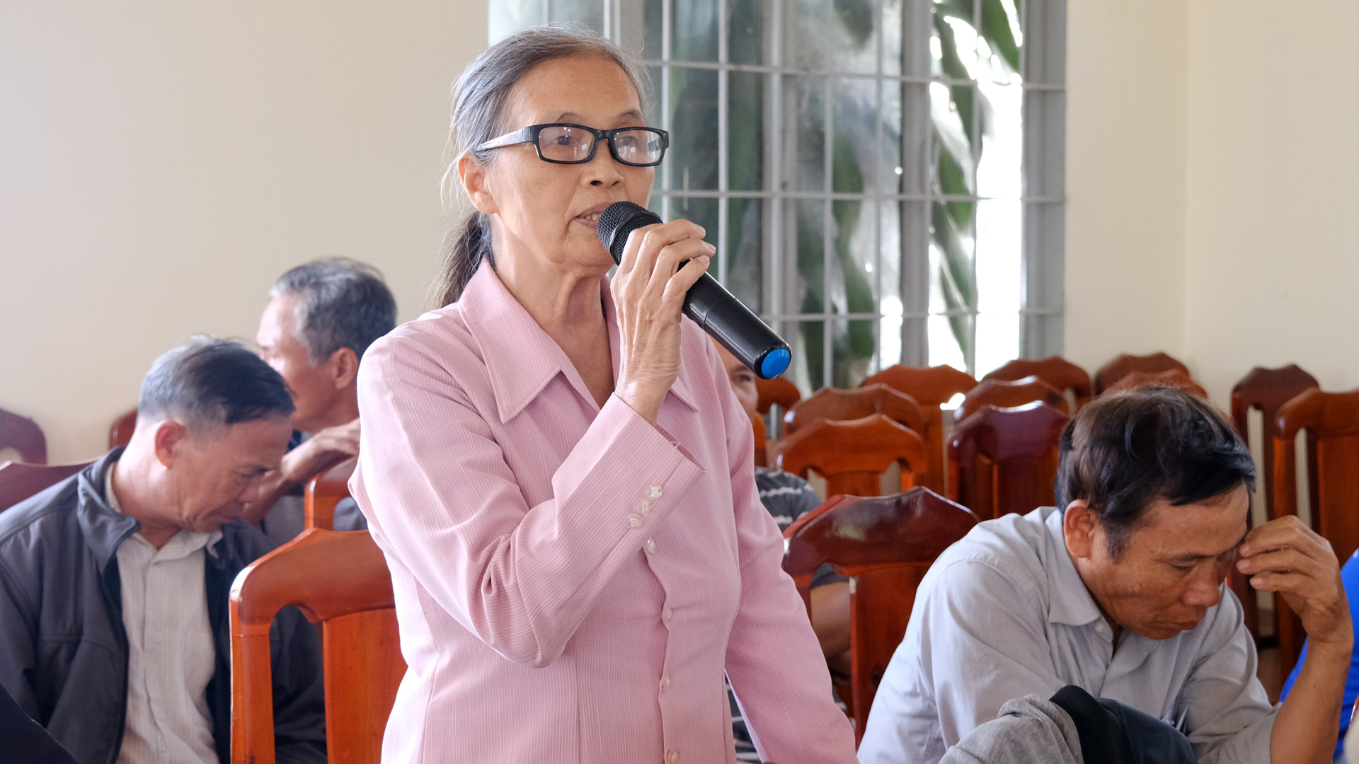 Người dân huyện Di Linh phản ánh tâm tư, nguyện vọng của mình thông qua các buổi tiếp xúc cử tri