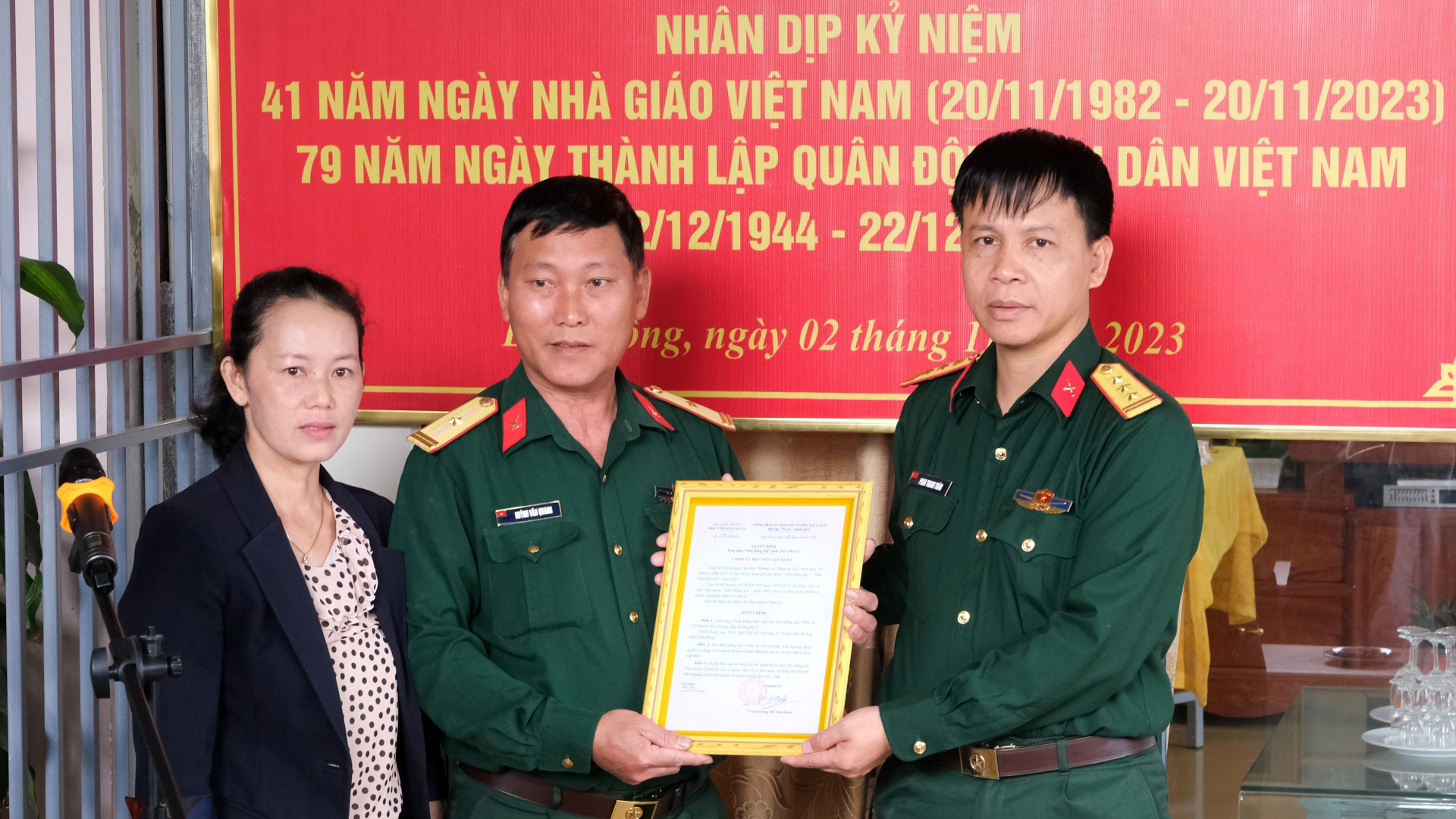 Trao Quyết định Trao tặng Nhà Đồng đội năm 2023 cho Thiếu tá Quân nhân chuyên nghiệp Huỳnh Văn Quang