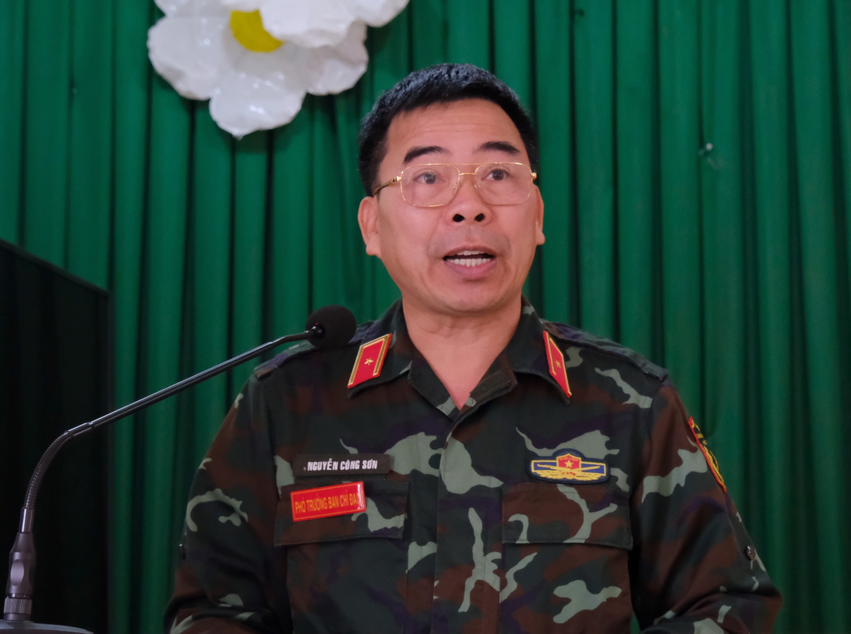 Thiếu tướng Nguyễn Công Sơn - Phó Chính ủy Học viện Lục quân phát biểu tặng quà các gia đình chính sách khó khăn