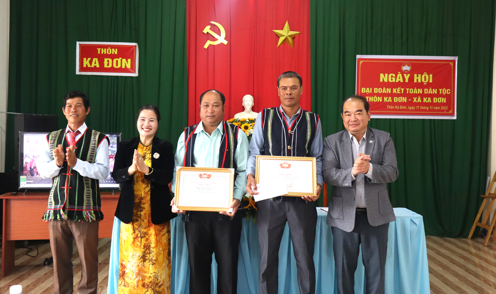 Chủ tịch Hội Liên hiệp Phụ nữ tỉnh và Chủ tịch UBND huyện Đơn Dương trao bằng công nhận “Khu dân cư kiểu mẫu” và Bằng khen của Ủy ban MTTQ Việt Nam tỉnh cho thôn Ka Đơn