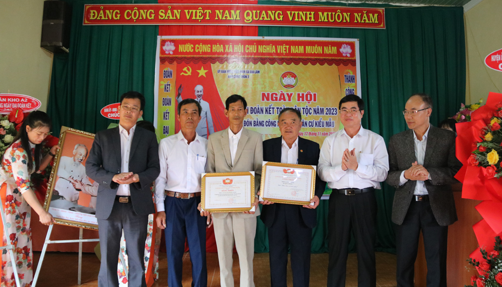Trao Bằng công nhận đạt Khu dân cư kiểu mẫu năm 2023 và Bằng khen của Ủy ban MTTQ Việt Nam tỉnh cho Thôn 3