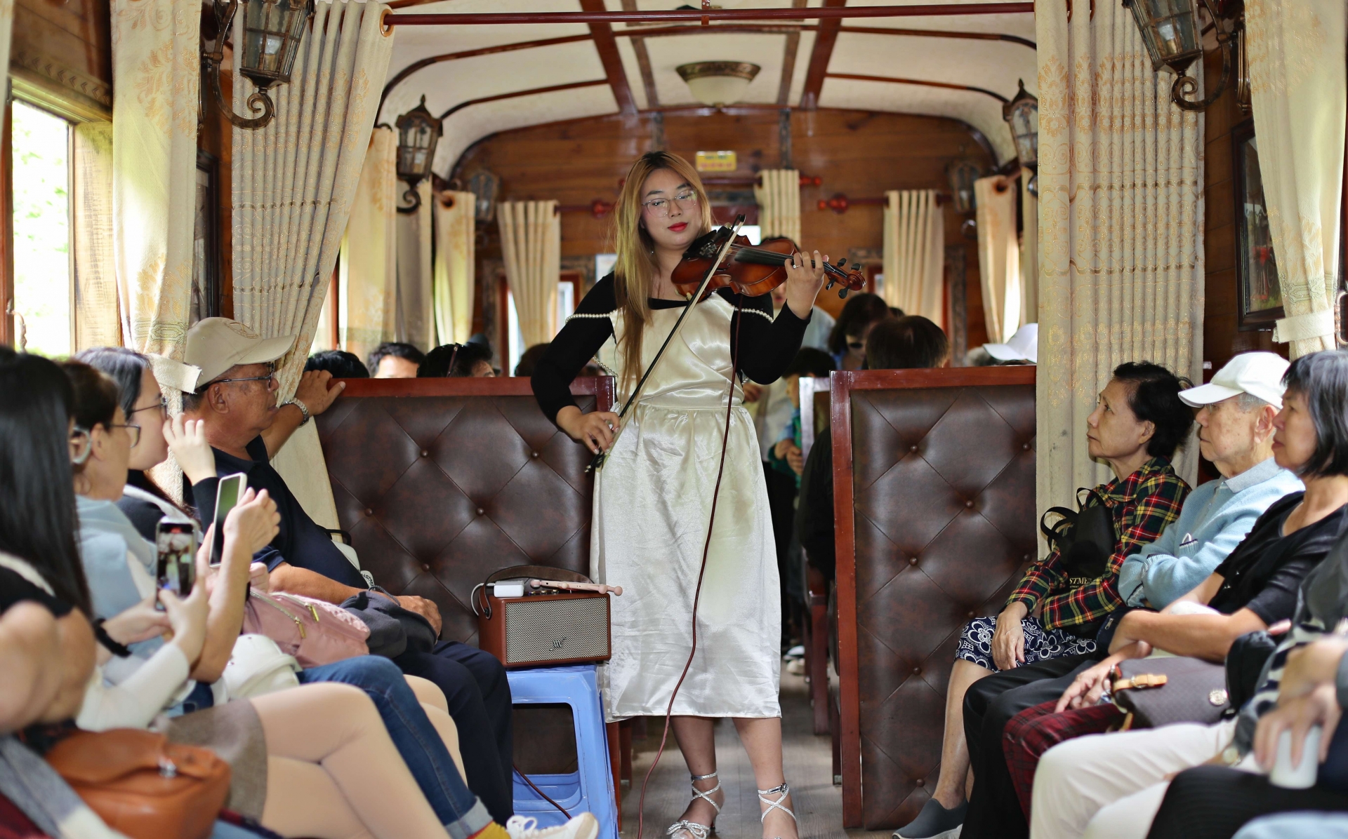 Lần đầu tiên trên đoàn tàu cổ Đà Lạt - Trại Mát, các nghệ sĩ chuyên nghiệp biểu diễn miễn phí phục vụ hành khách.
