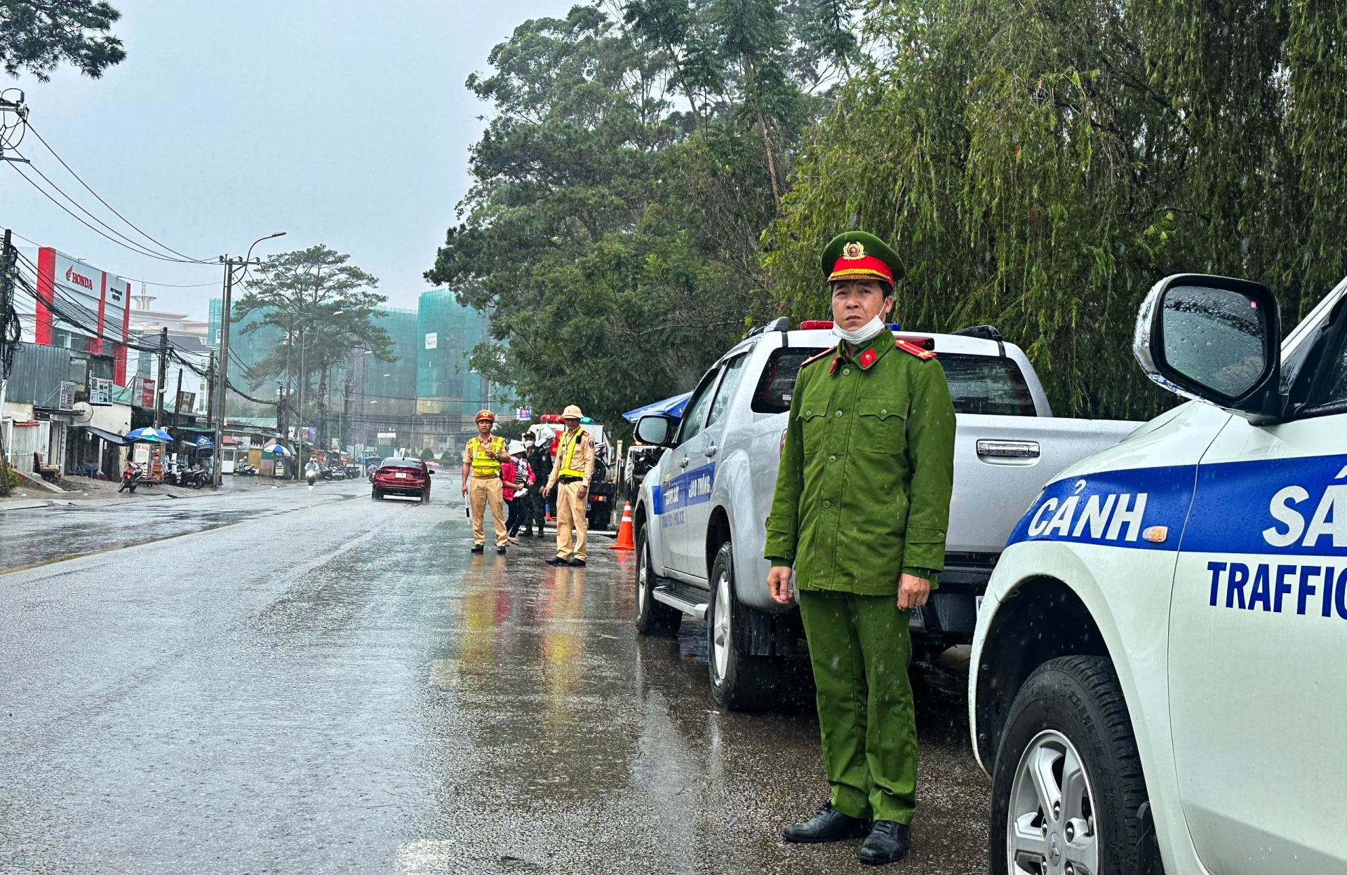 Cán bộ, chiến sĩ Công an Đà Lạt tuần tra, xử lý vi phạm giao thông khép kín, liên tục 24/24 giờ trên Quốc lộ 20, kể cả thời điểm thời tiết xấu