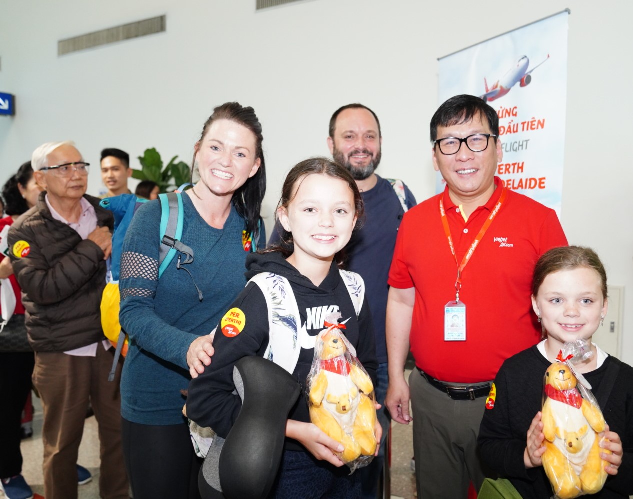  Tổng Giám đốc Vietjet Đinh Việt Phương chào đón những hành khách đầu tiên từ TP.HCM đi Perth, Adelaide