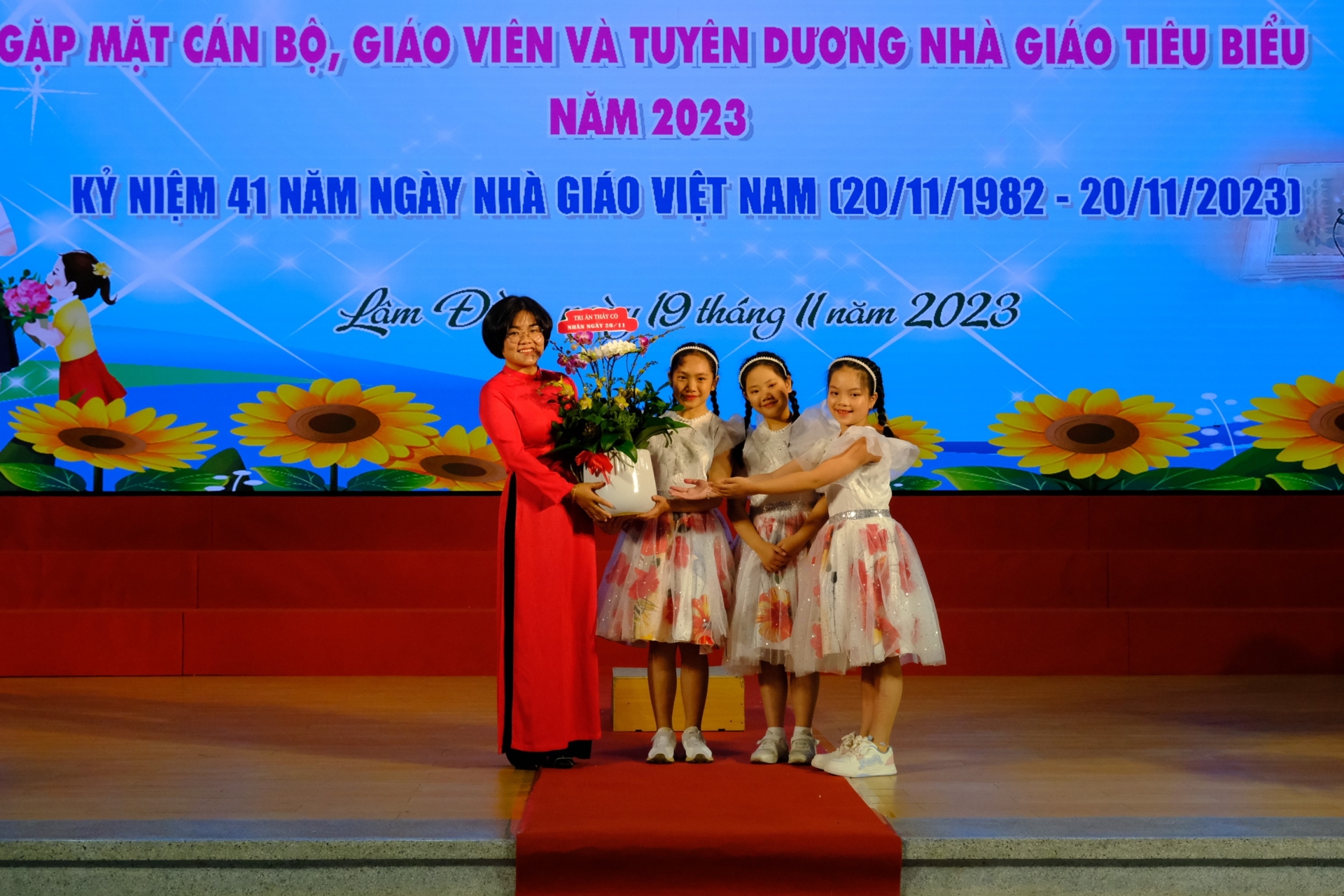 Các em học sinh tặng hoa chúc mừng Ngày Nhà giáo Việt Nam