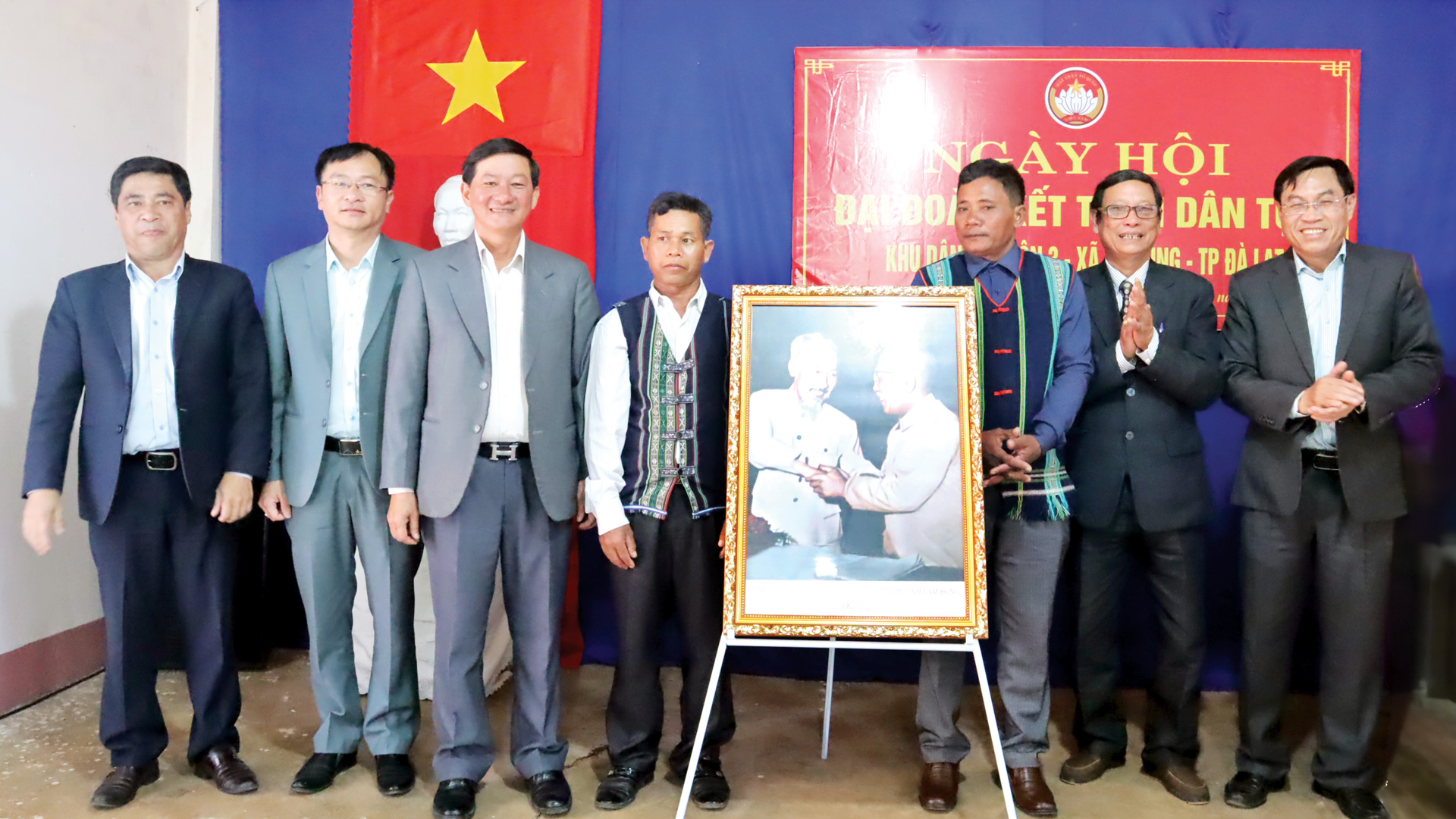 Lãnh đạo tỉnh tặng bức ảnh Bác Hồ - Bác Tôn cho tập thể cán bộ và Nhân dân khu dân cư nhằm khơi gợi,
phát huy tinh thần đại đoàn kết toàn dân tộc