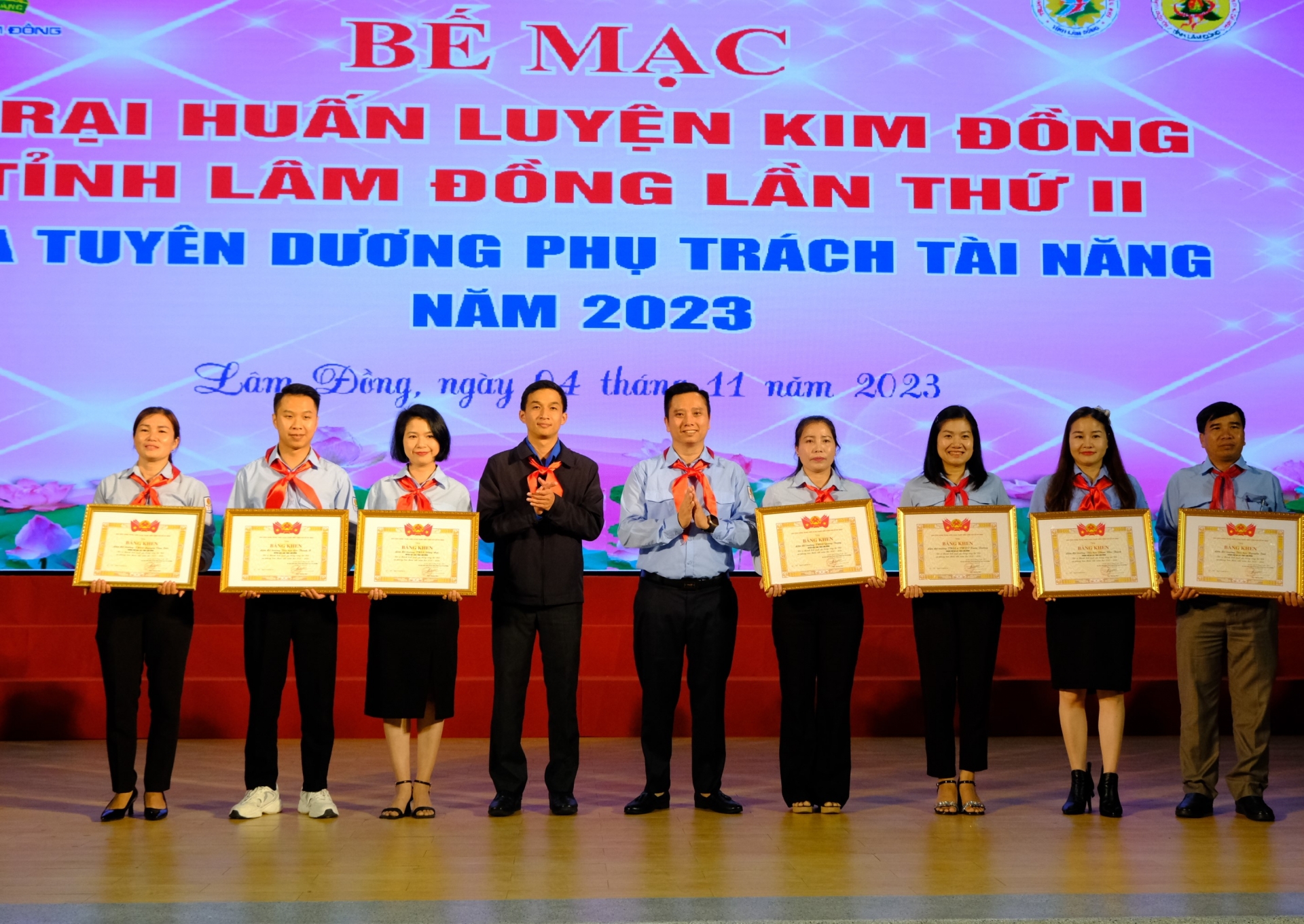Trao Bằng khen của Trung ương Đoàn TNCS Hồ Chí Minh cho các tập thể đã có thành tích xuất sắc trong công tác Đội và phong trào thiếu nhi năm học 2022 - 2023. 