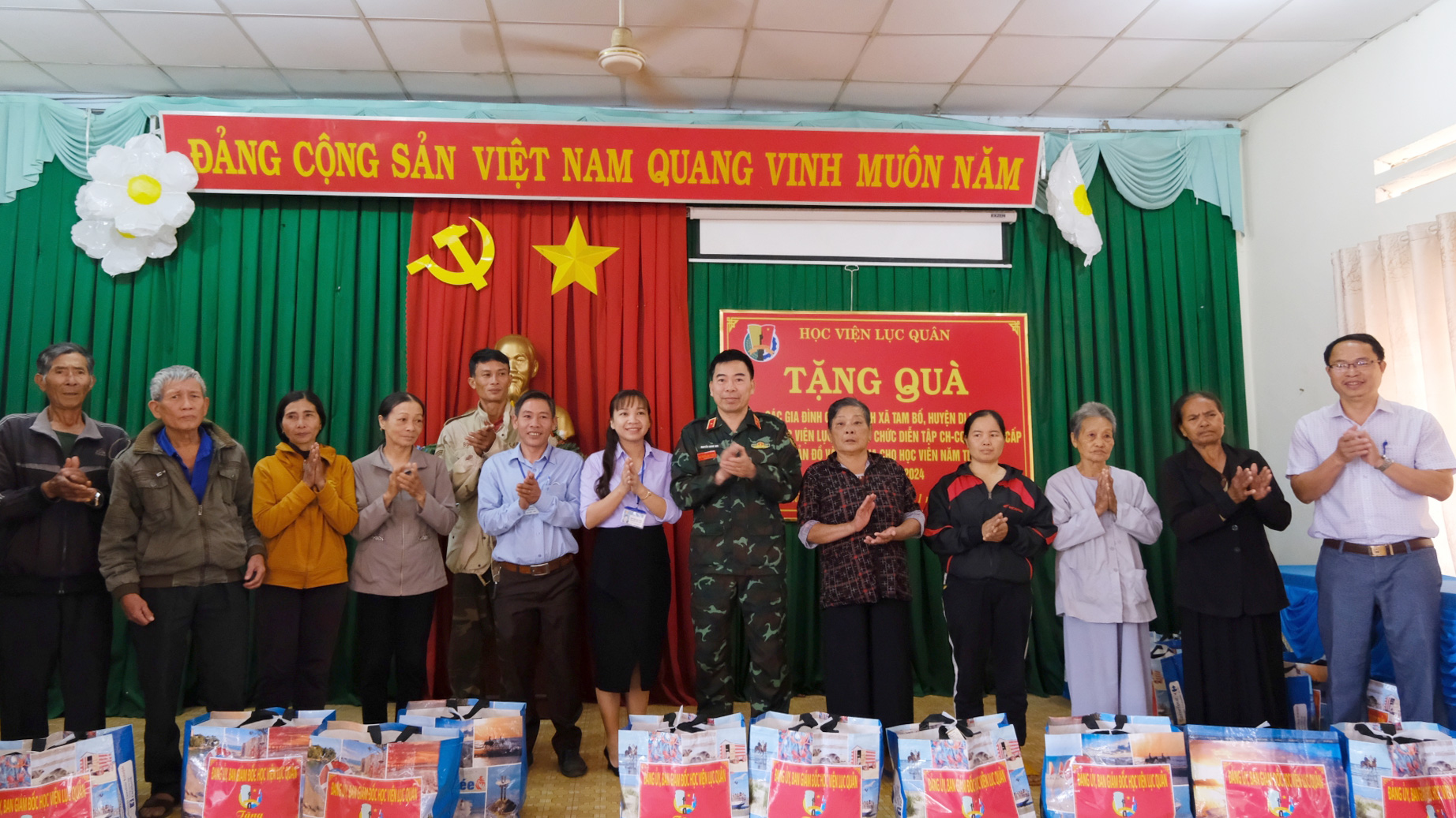 Học viện Lục quân tặng quà các gia đình chính sách có hoàn cảnh khó khăn ở xã Tam Bố