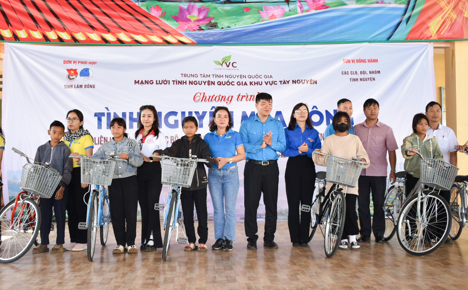 Trao tặng xe đạp cho học sinh nghèo vượt khó 