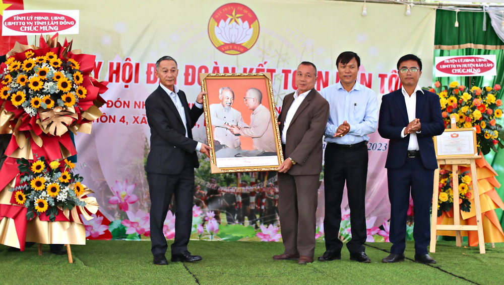 Chủ tịch UBND tỉnh Trần Văn Hiệp tặng bức ảnh Bác Hồ và Bác Tôn động viên tinh thần Nhân dân và cán bộ Thôn 4, xã Lộc Tân