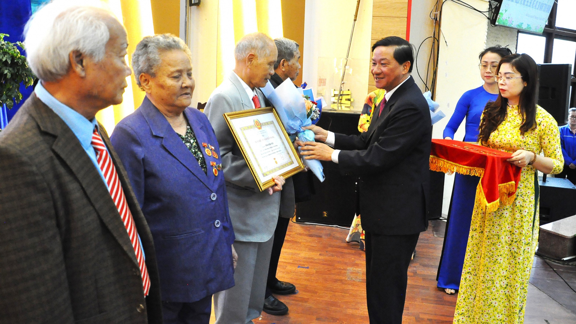 Lãnh đạo tỉnh trao tặng huy hiệu 55 tuổi Đảng cho các đảng viên     
