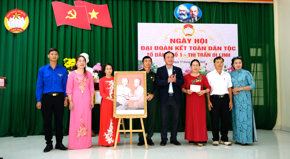 Trưởng Ban Nội chính Tỉnh ủy tặng bức ảnh Bác Hồ và Bác Tôn động viên tinh thần nhân dân và cán bộ Tổ dân phố 1, thị trấn Di Linh