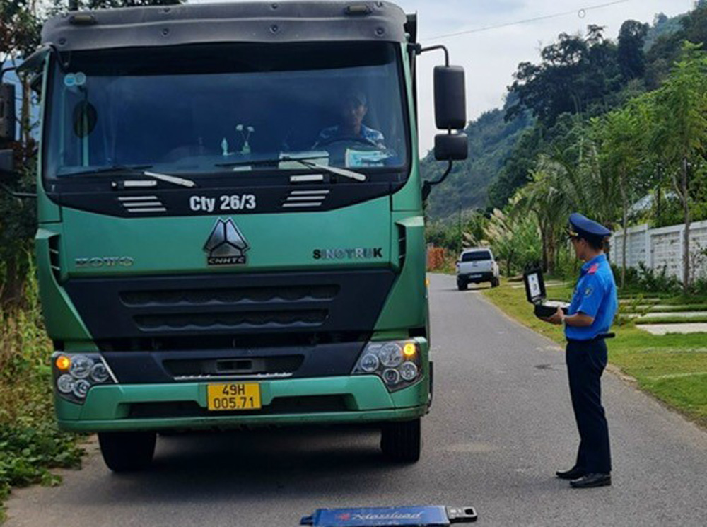 Thanh tra Giao thông tỉnh Lâm Đồng kiểm tra trọng tại xe chở đá của Công ty 26/3