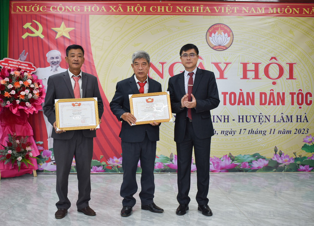 Đồng chí Nguyễn Khắc Bình - Phó Chủ tịch HĐND tỉnh trao bằng công nhận khu dân cư kiểu mẫu năm 2023 và trao tặng bằng khen cho cán bộ và Nhân dân Thôn 2